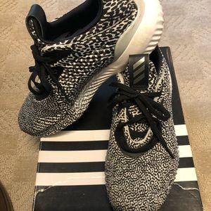 Adidas Size 6 women size 5 black and white alpha bounce sneakers